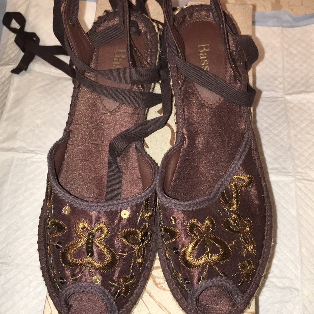 Bass lace up wedge shoes